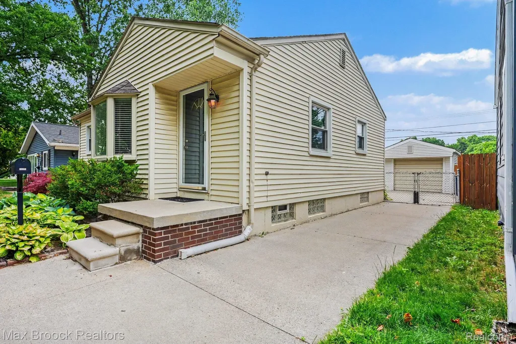 1908 Guthrie Avenue Royal Oak City MI 48067