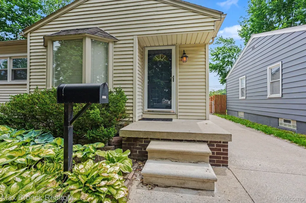 1908 Guthrie Avenue Royal Oak City MI 48067