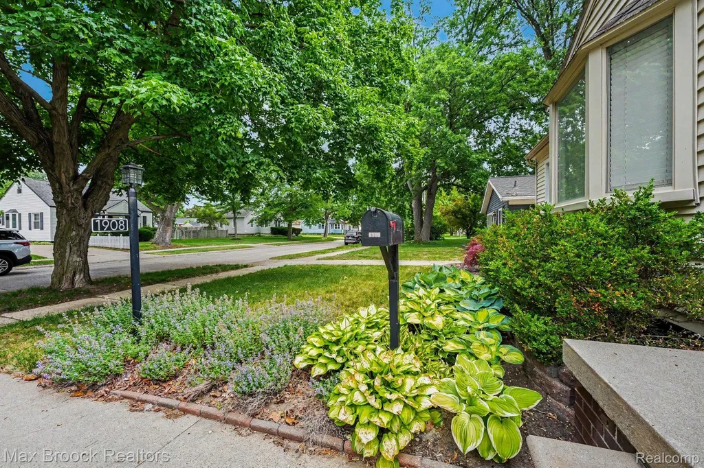 1908 Guthrie Avenue Royal Oak City MI 48067
