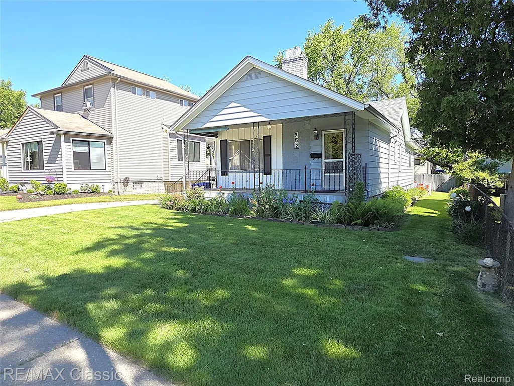952 Lakeview Street Waterford Charter Township MI 48328