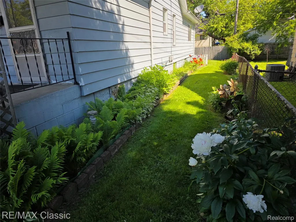 952 Lakeview Street Waterford Charter Township MI 48328