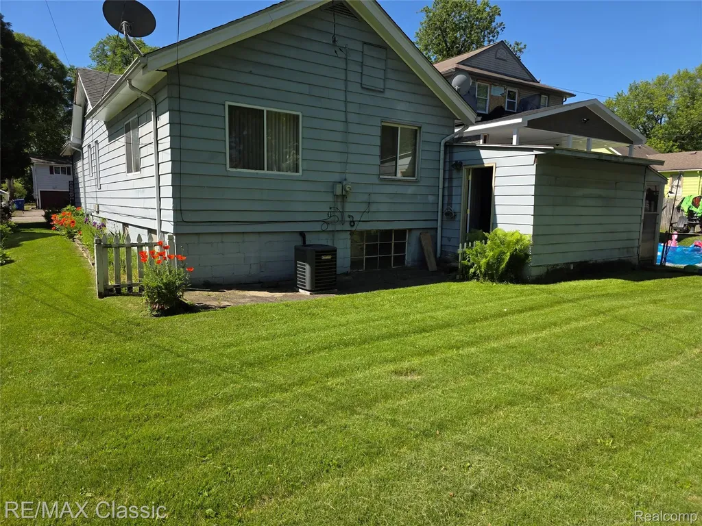 952 Lakeview Street Waterford Charter Township MI 48328