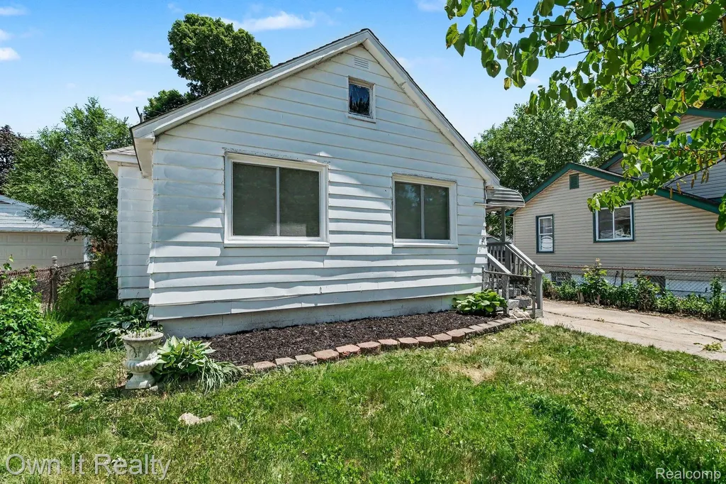 23432 Couzens Avenue Hazel Park City MI 48030