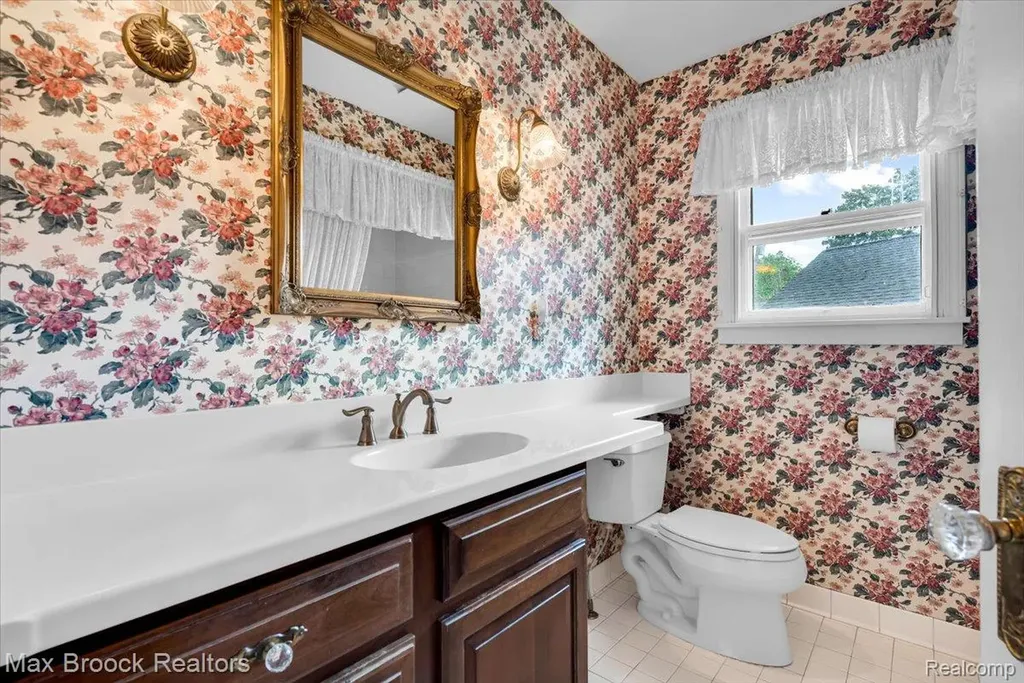 325 Parkdale Avenue Rochester City MI 48307