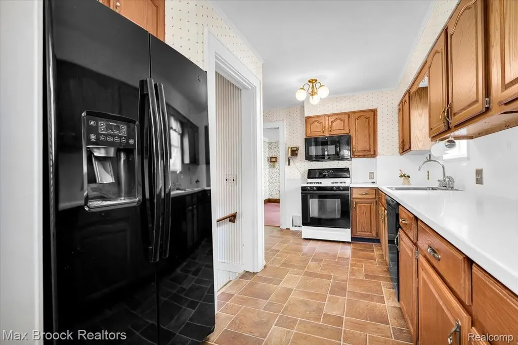 325 Parkdale Avenue Rochester City MI 48307