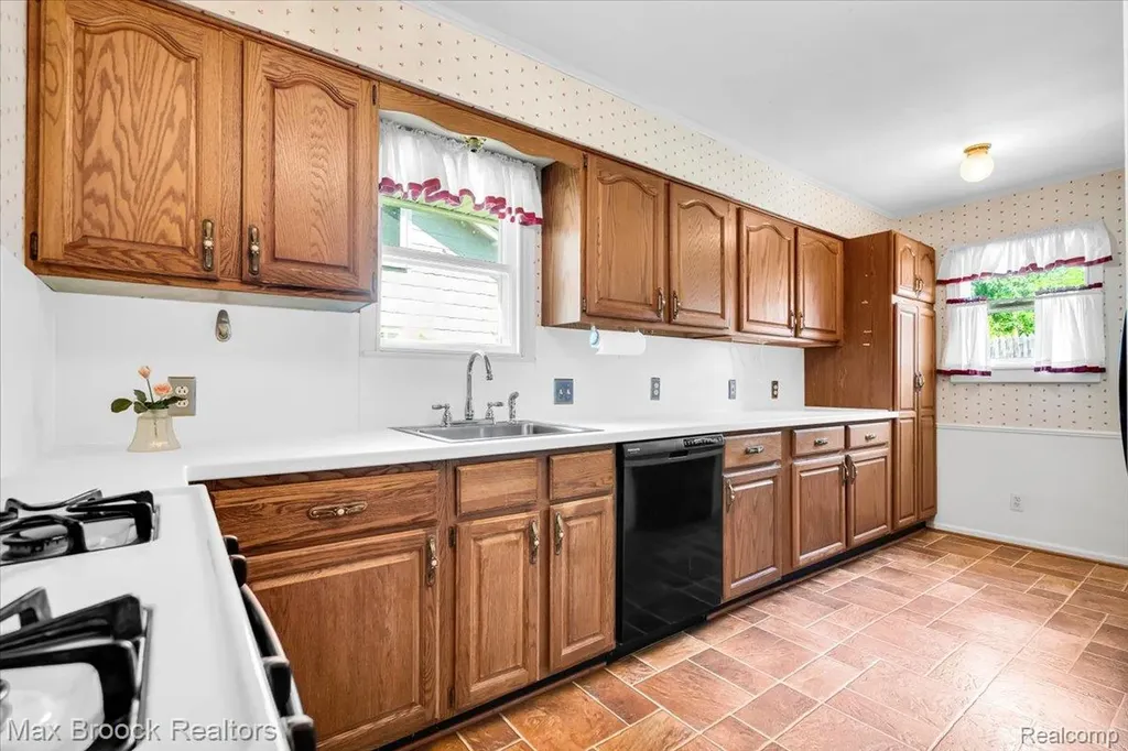 325 Parkdale Avenue Rochester City MI 48307