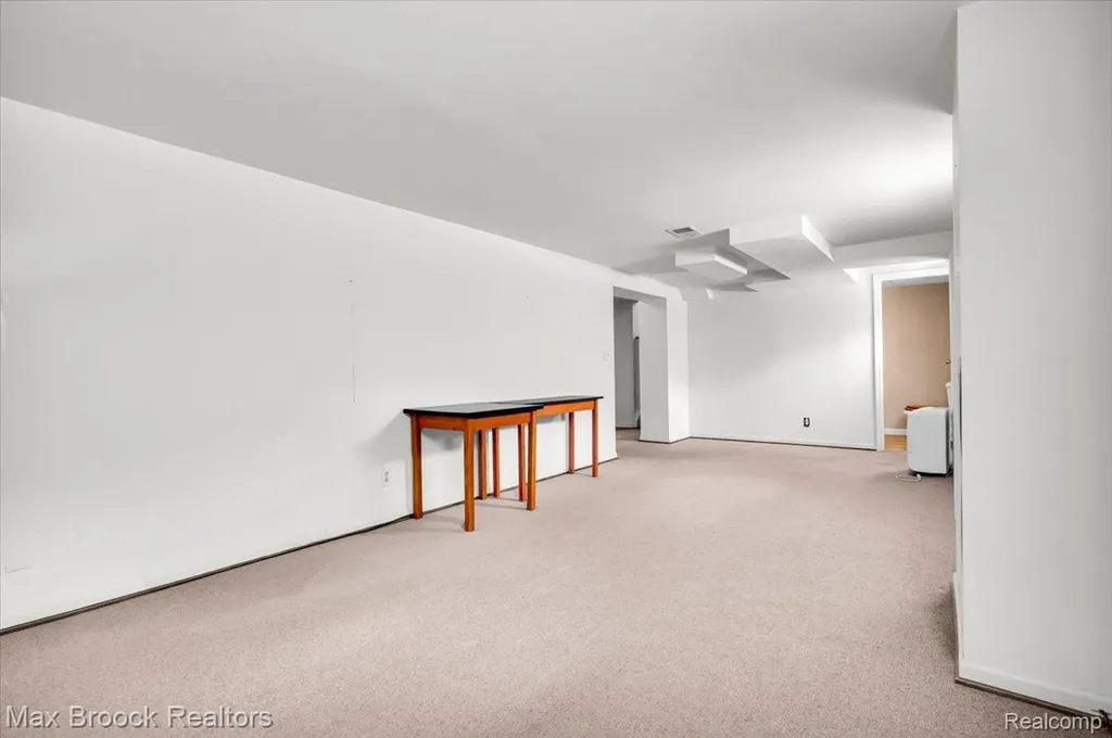 325 Parkdale Avenue Rochester City MI 48307