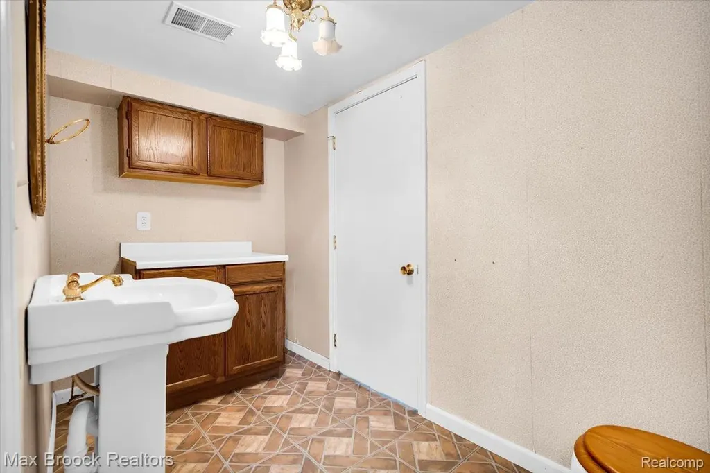 325 Parkdale Avenue Rochester City MI 48307