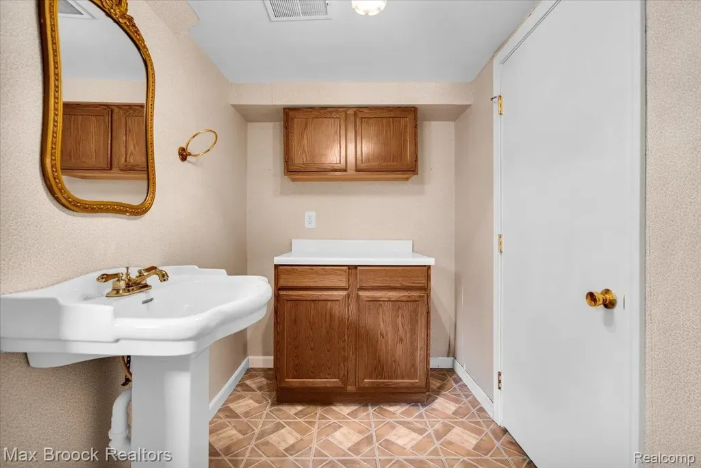 325 Parkdale Avenue Rochester City MI 48307