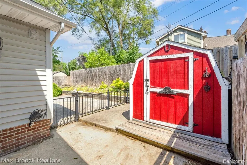 325 Parkdale Avenue Rochester City MI 48307