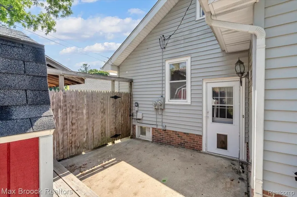 325 Parkdale Avenue Rochester City MI 48307