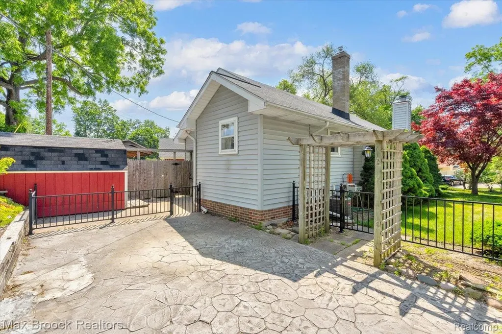 325 Parkdale Avenue Rochester City MI 48307