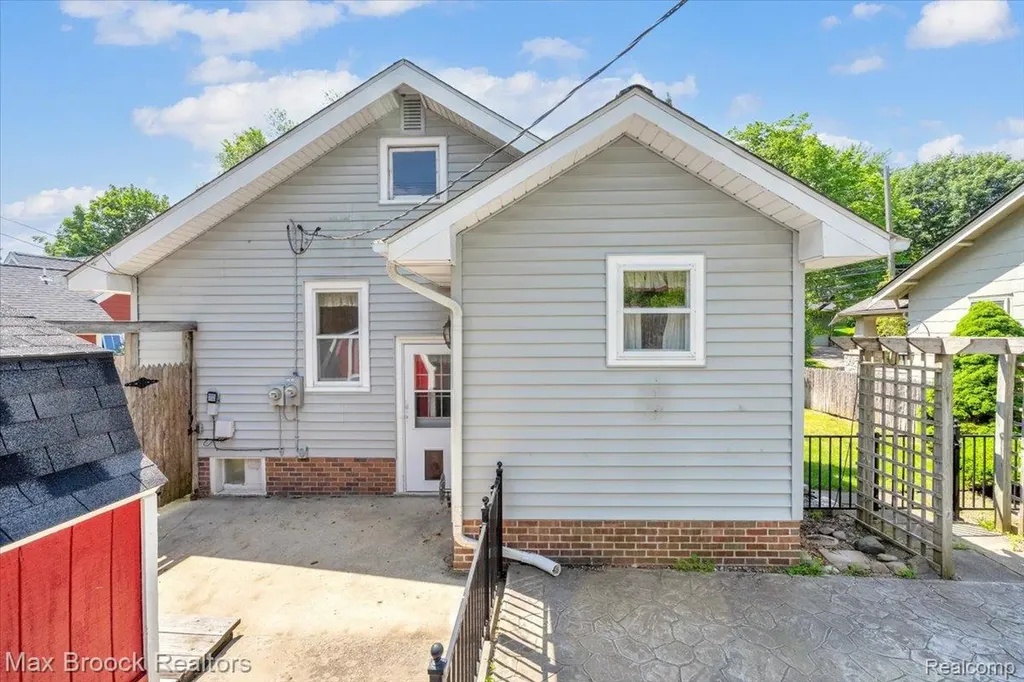325 Parkdale Avenue Rochester City MI 48307