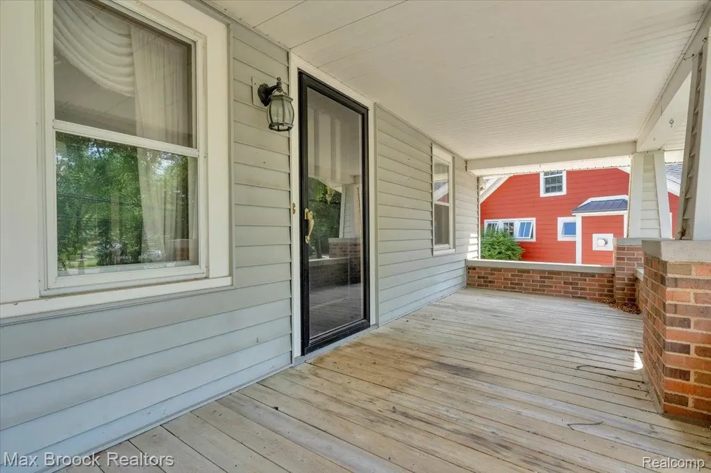325 Parkdale Avenue Rochester City MI 48307