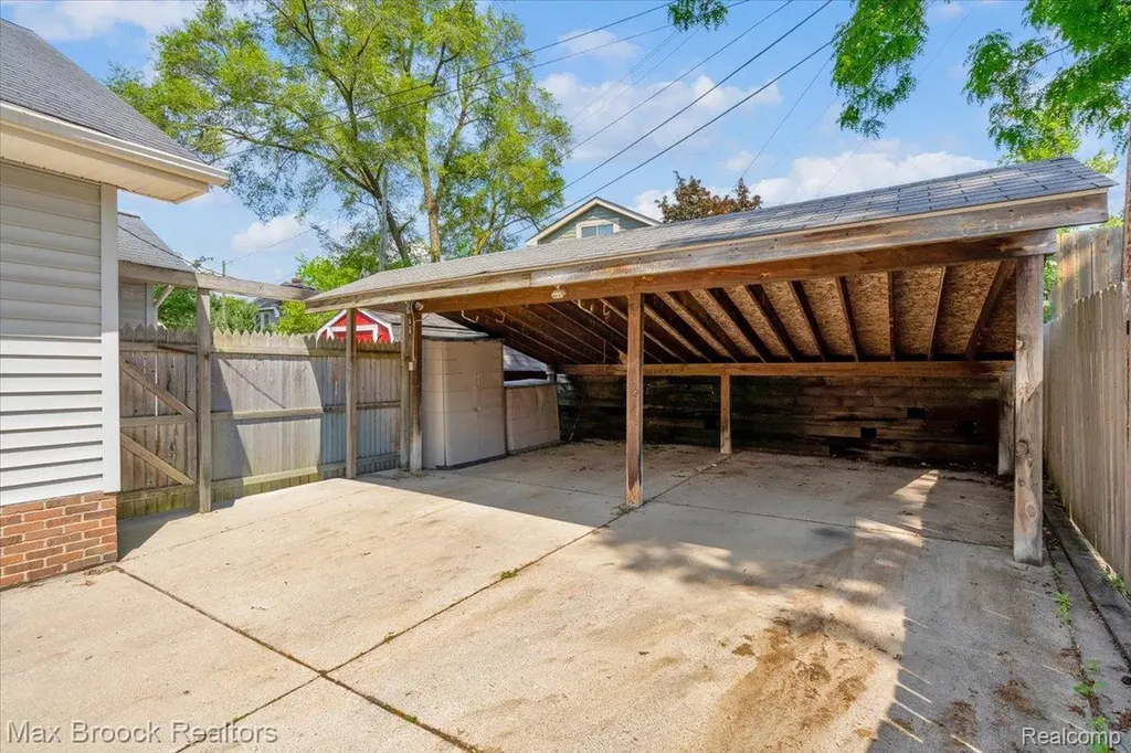 325 Parkdale Avenue Rochester City MI 48307