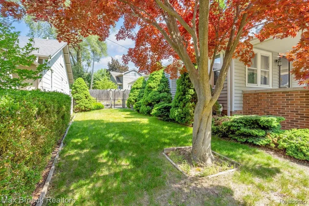 325 Parkdale Avenue Rochester City MI 48307