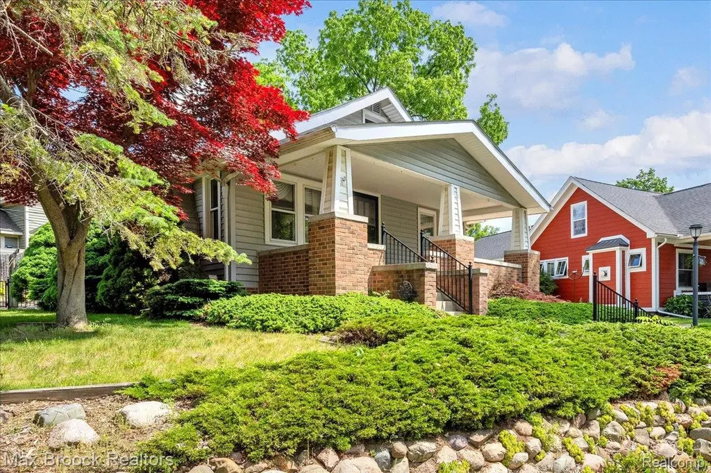325 Parkdale Avenue Rochester City MI 48307