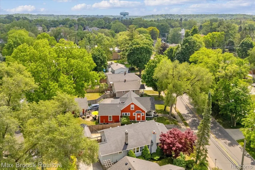325 Parkdale Avenue Rochester City MI 48307