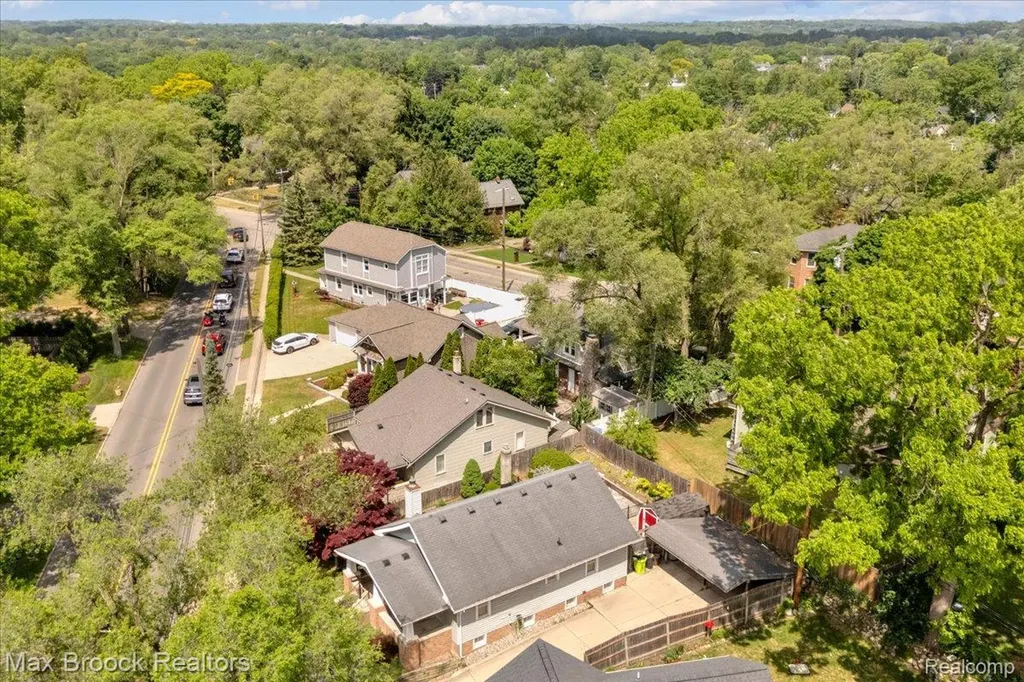 325 Parkdale Avenue Rochester City MI 48307