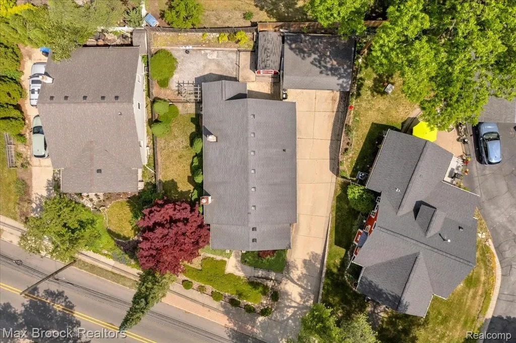 325 Parkdale Avenue Rochester City MI 48307