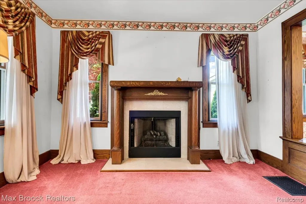 325 Parkdale Avenue Rochester City MI 48307