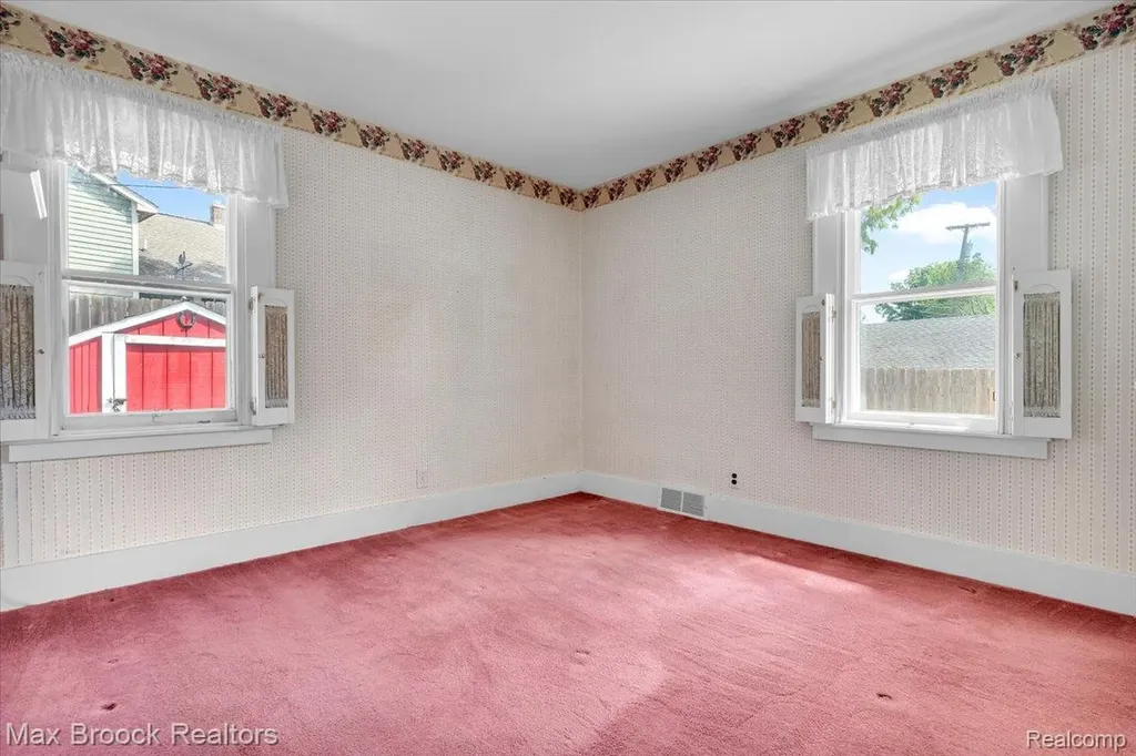 325 Parkdale Avenue Rochester City MI 48307