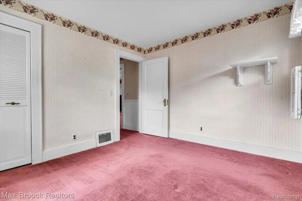 325 Parkdale Avenue Rochester City MI 48307