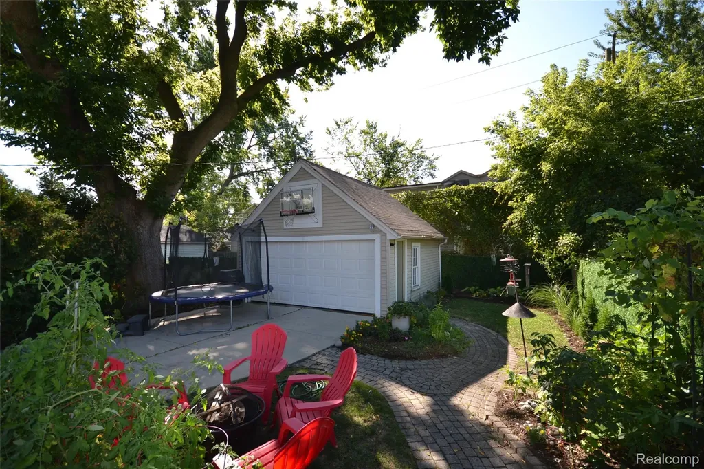 1268 Davis Avenue Birmingham City MI 48009
