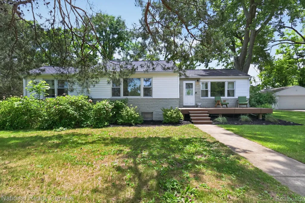 2465 Fairbury Wixom City MI 48393