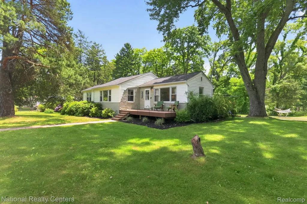 2465 Fairbury Wixom City MI 48393