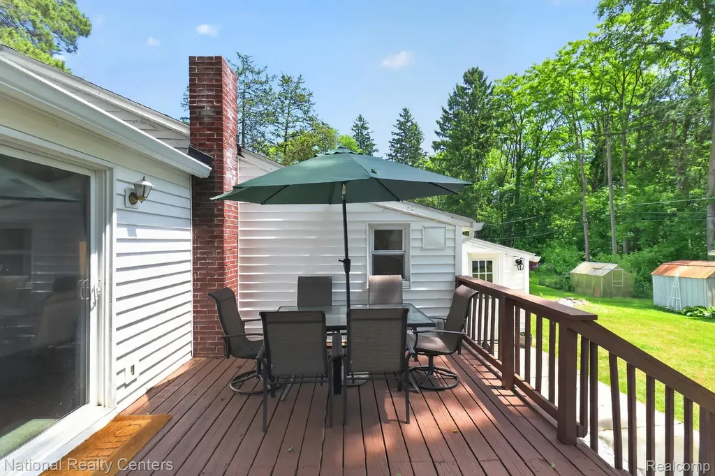 2465 Fairbury Wixom City MI 48393