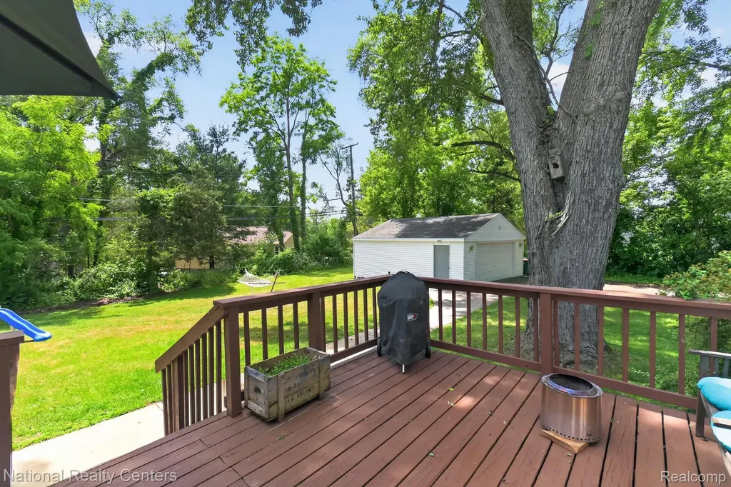 2465 Fairbury Wixom City MI 48393