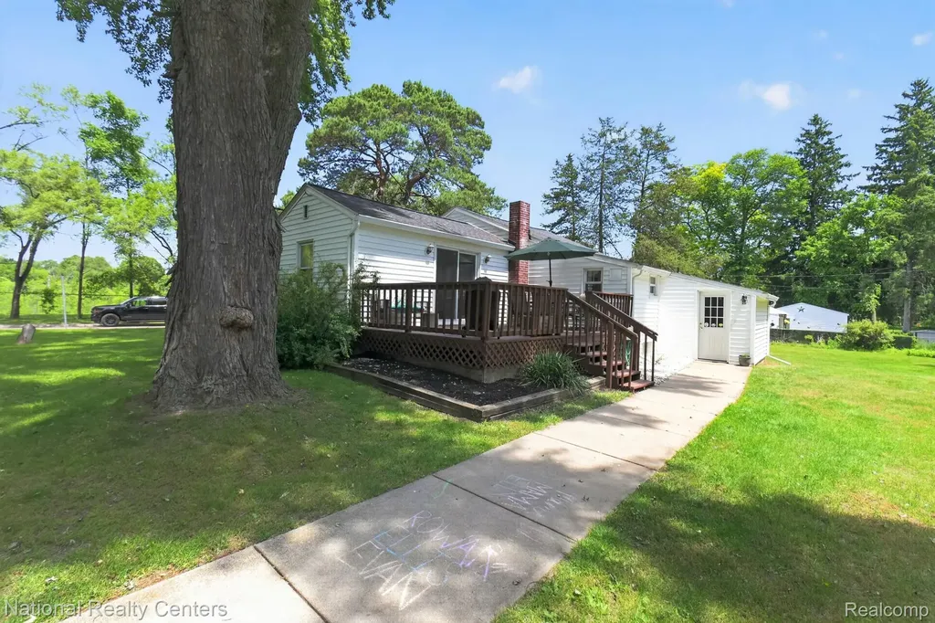 2465 Fairbury Wixom City MI 48393
