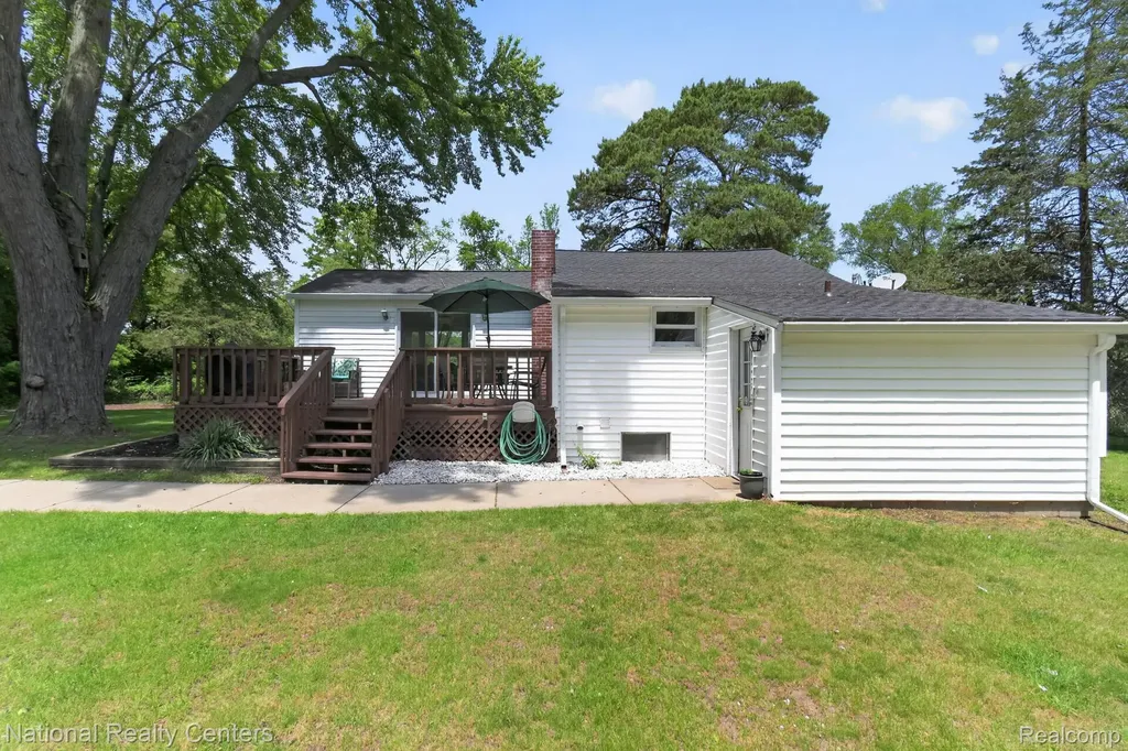 2465 Fairbury Wixom City MI 48393