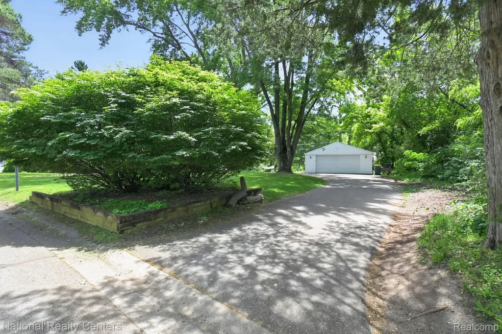 2465 Fairbury Wixom City MI 48393