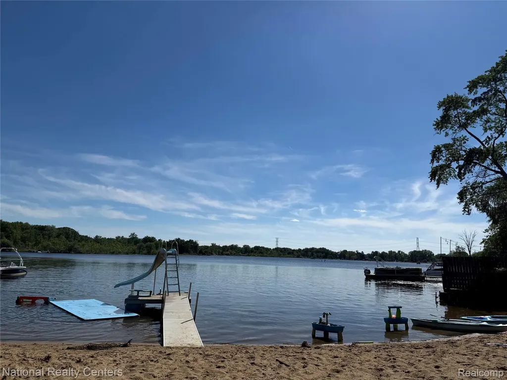 2465 Fairbury Wixom City MI 48393