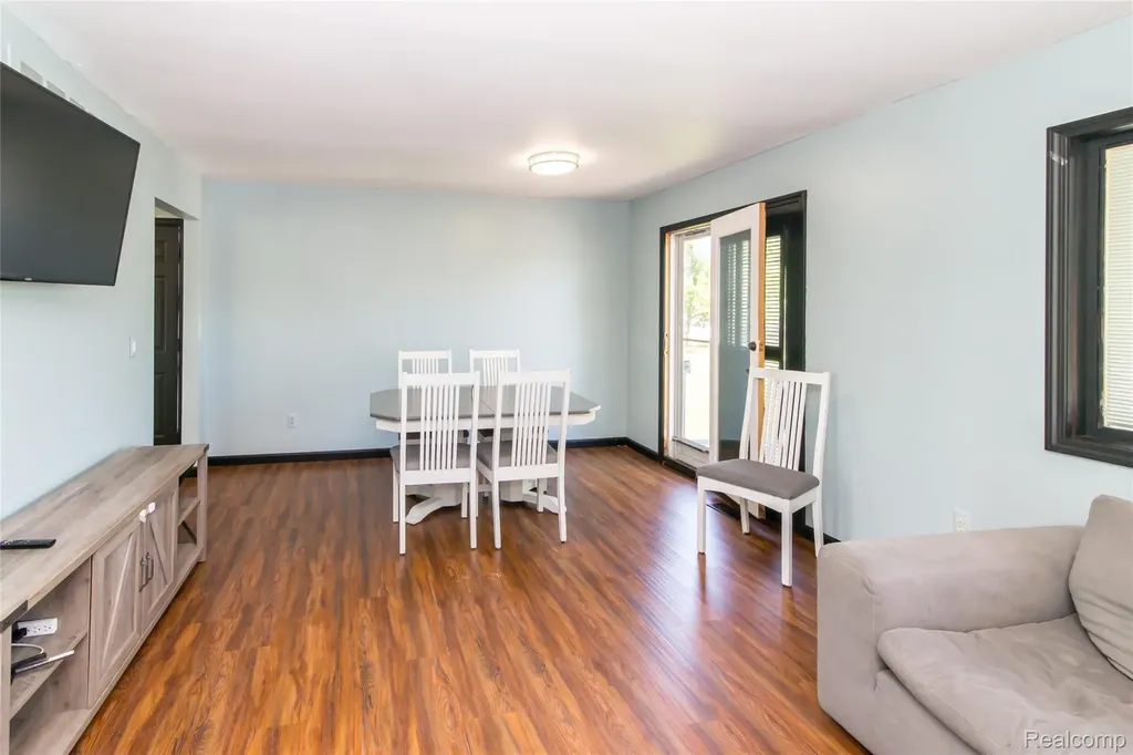 32704 Ann Arbor Trail Westland City MI 48185