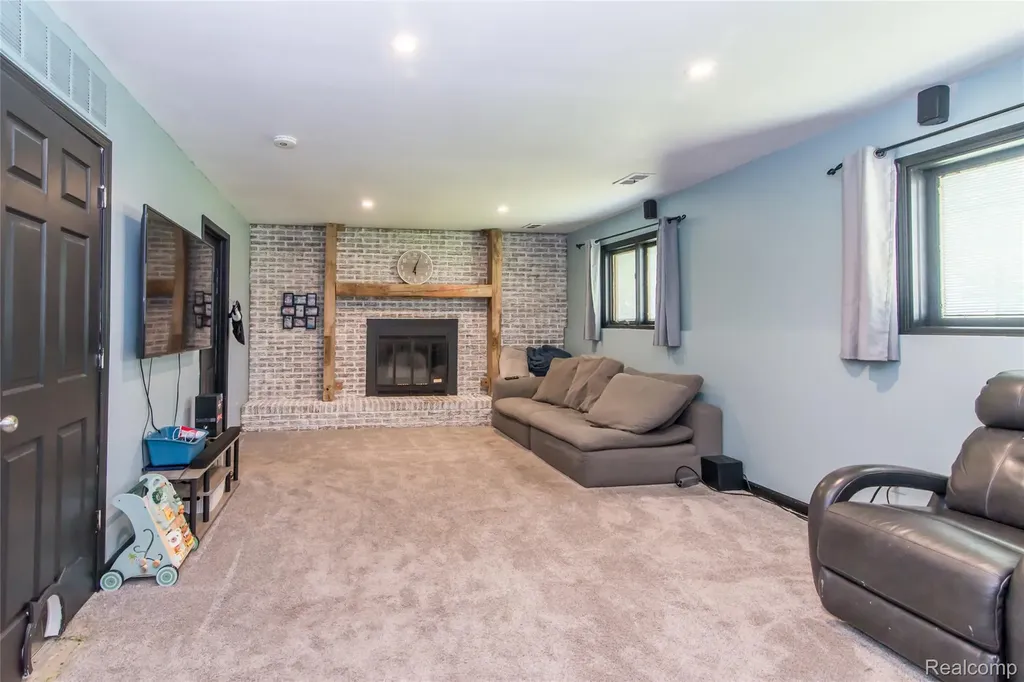 32704 Ann Arbor Trail Westland City MI 48185