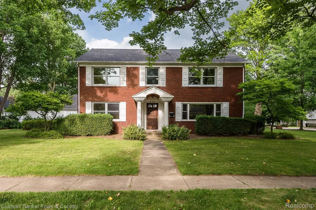 221 S Tompkins Street Howell City MI 48843