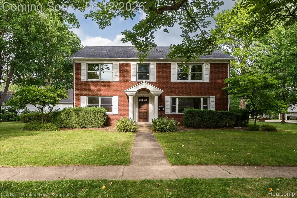 221 S Tompkins Street Howell City MI 48843