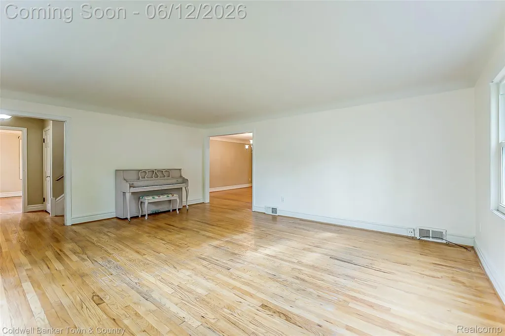 221 S Tompkins Street Howell City MI 48843