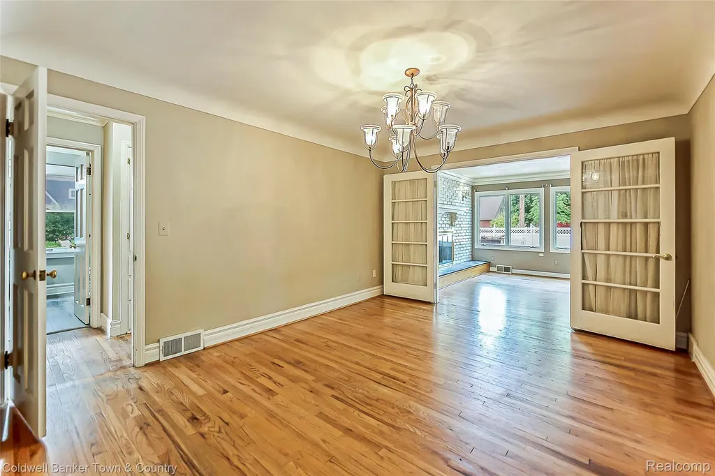 221 S Tompkins Street Howell City MI 48843