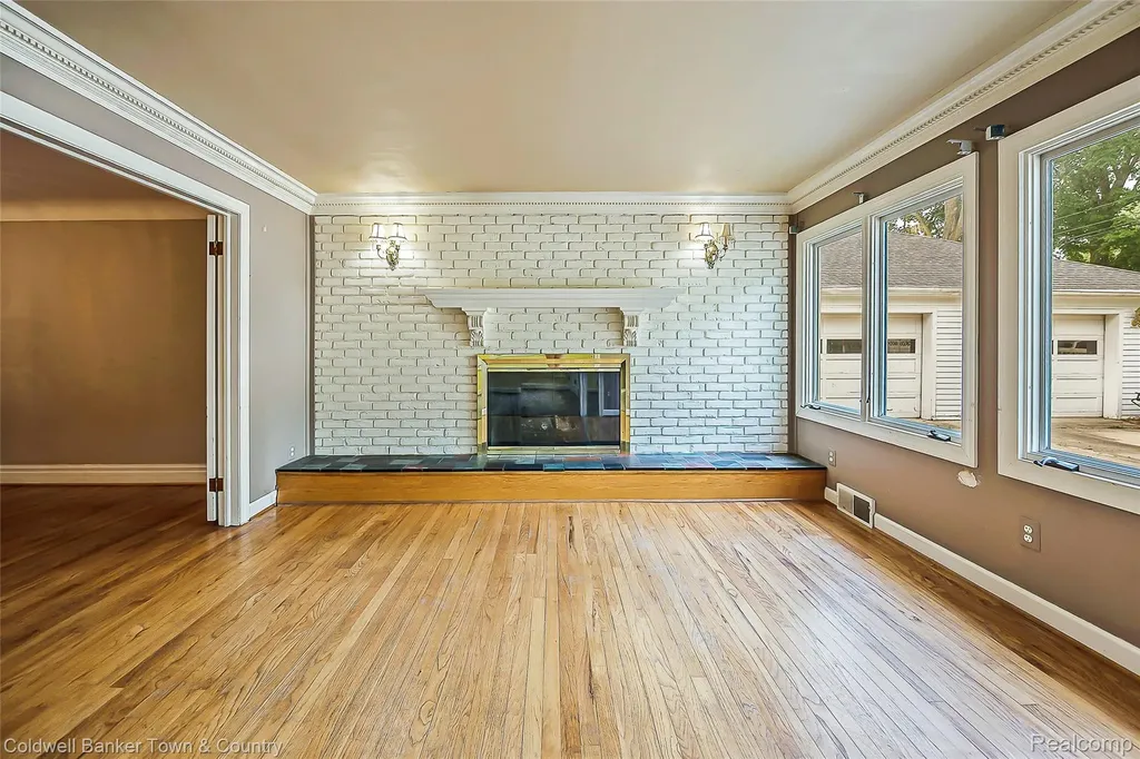 221 S Tompkins Street Howell City MI 48843