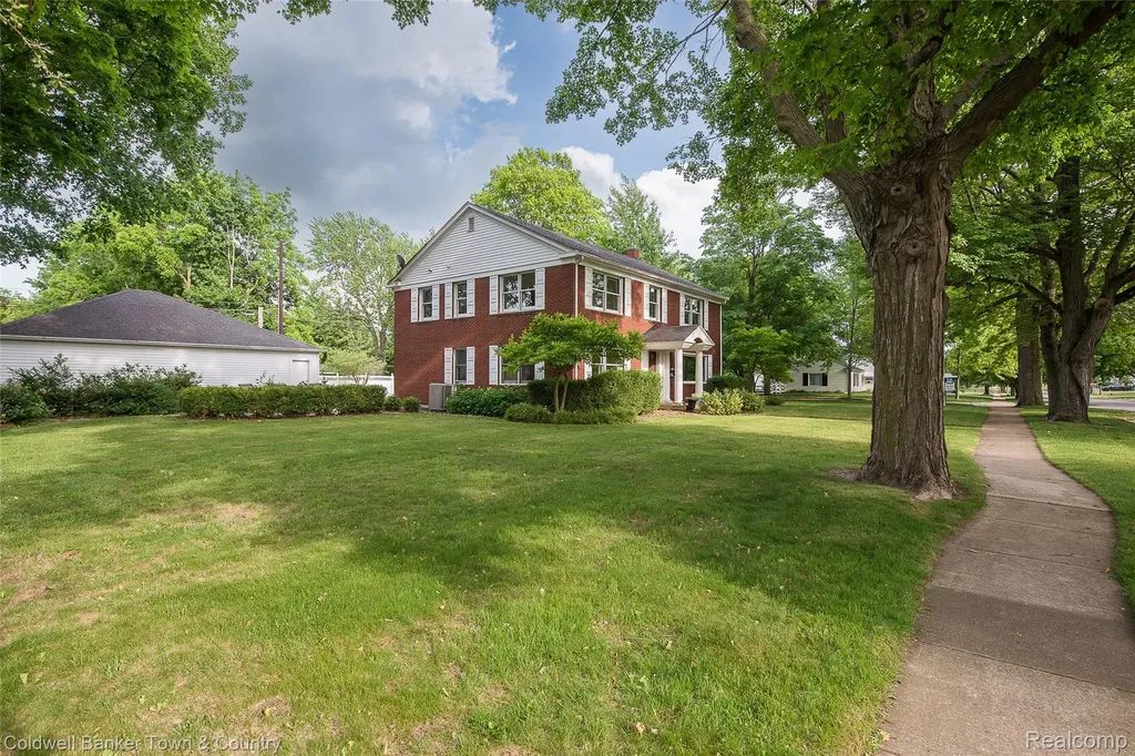 221 S Tompkins Street Howell City MI 48843
