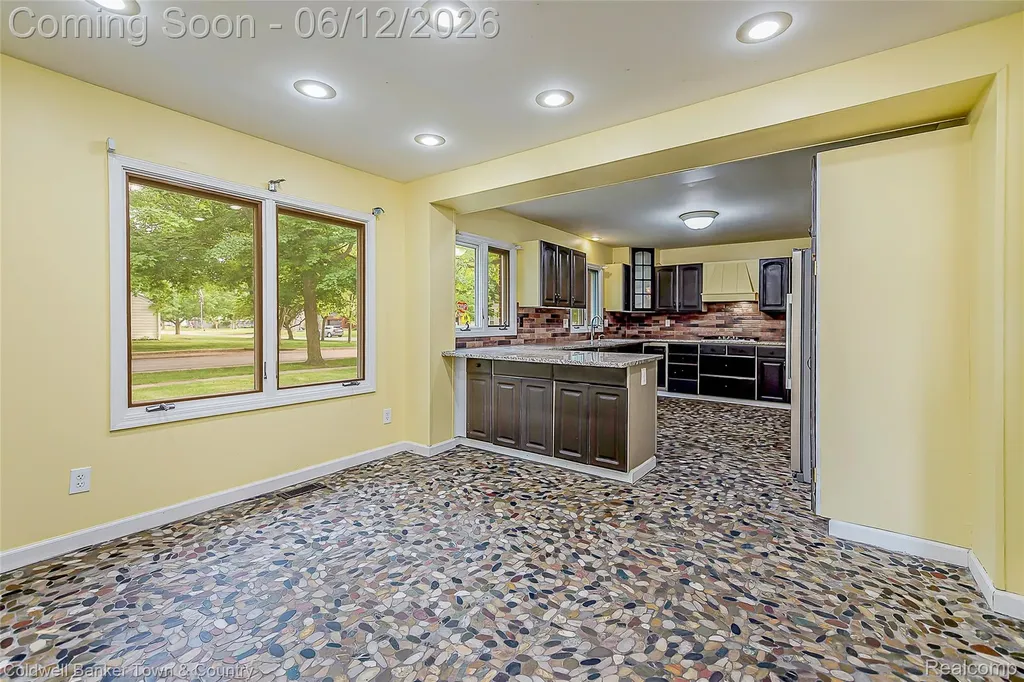 221 S Tompkins Street Howell City MI 48843