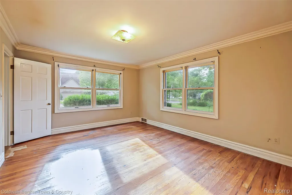 221 S Tompkins Street Howell City MI 48843