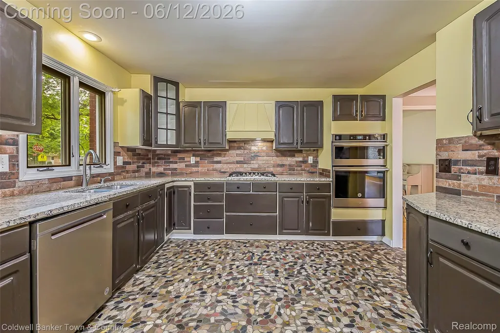 221 S Tompkins Street Howell City MI 48843