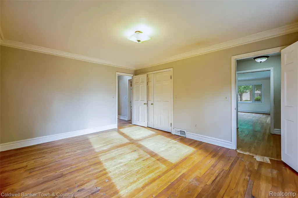221 S Tompkins Street Howell City MI 48843