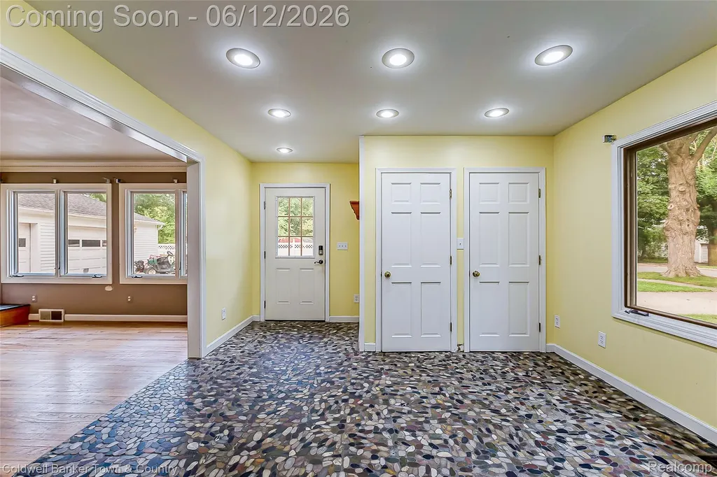 221 S Tompkins Street Howell City MI 48843