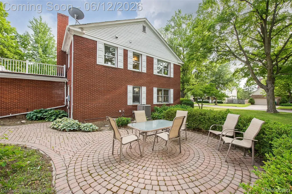 221 S Tompkins Street Howell City MI 48843